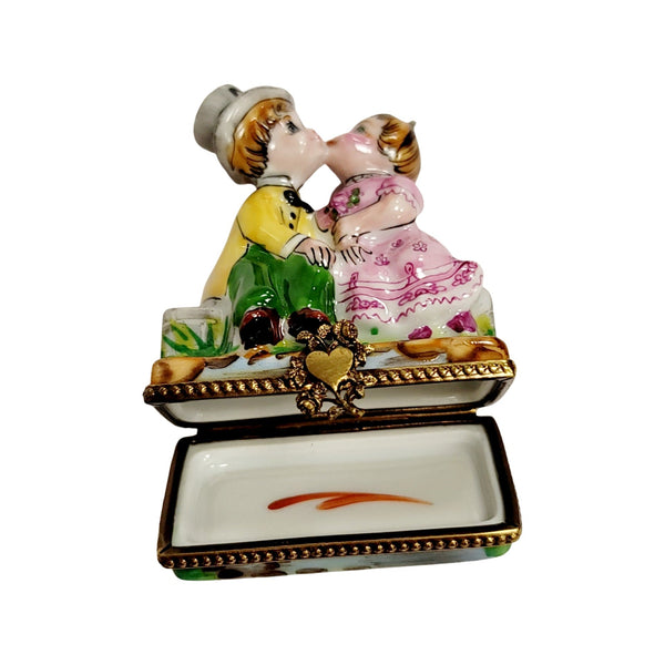 Kids Kissing Couple Figurine Porcelain Limoges love baby valentine French Trinket Box